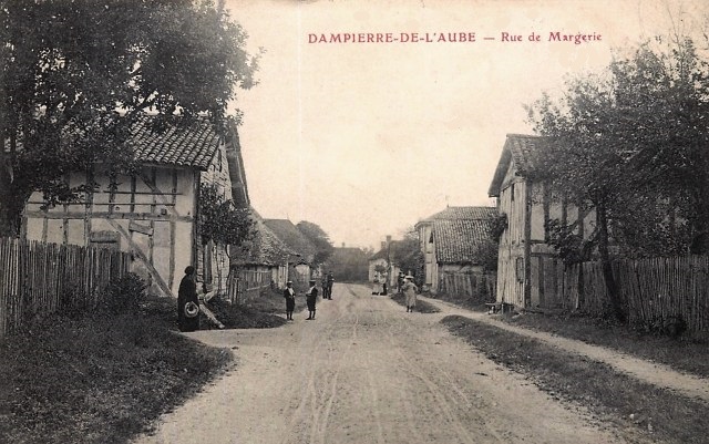 Dampierre (10) La rue de la Margerie CPA