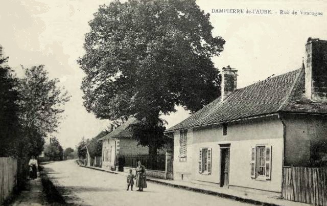 Dampierre (10) La rue de Vaucogne CPA