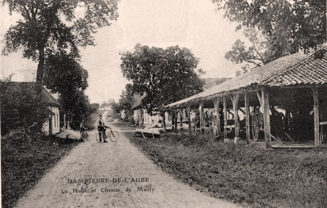 Dampierre (10) Le chemin de Mailly et la Halle CPA