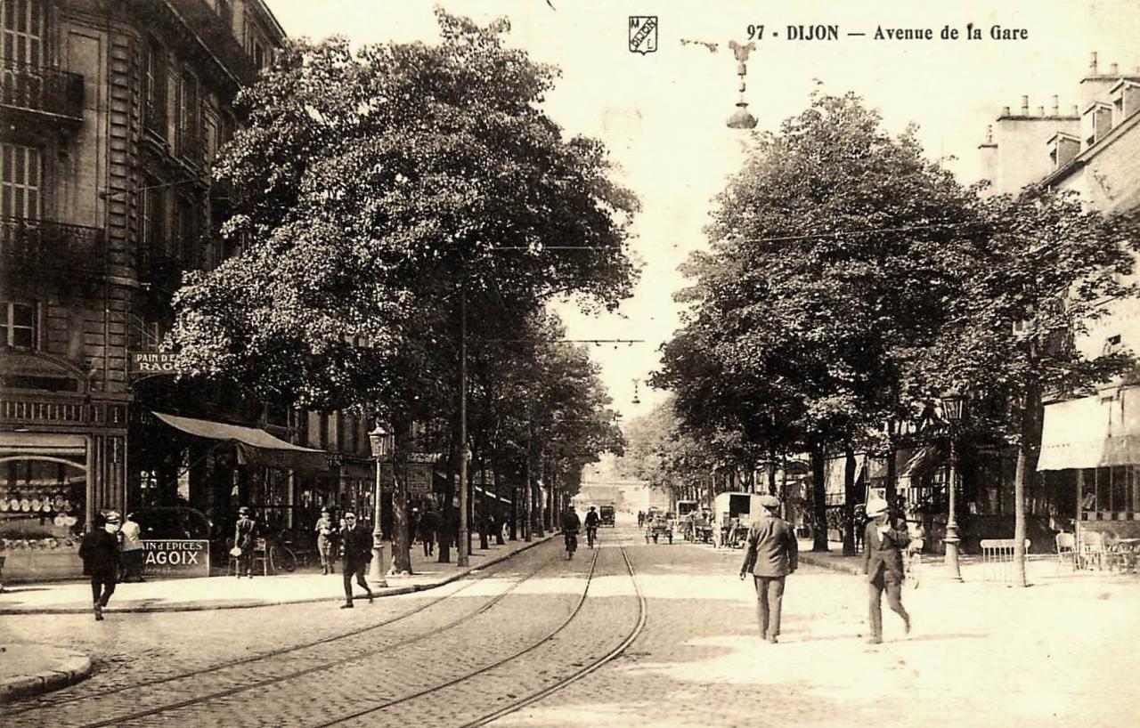 Dijon (Côte d'Or) L'avenue de la Gare CPA
