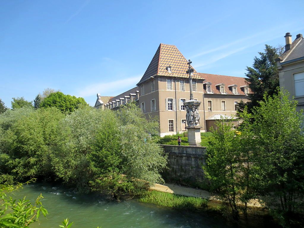 Dijon (Côte d'Or) L'Hôpital Général et la rivière Ouche