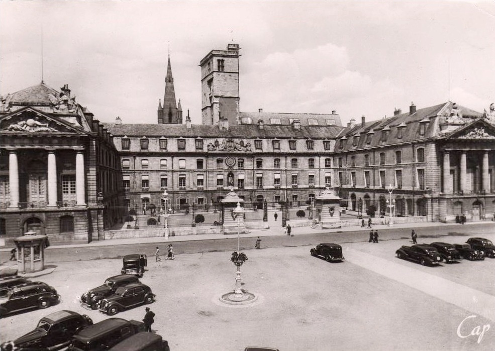 Dijon (Côte d'Or) L'Hôtel de ville et la Place de la Libération CPA