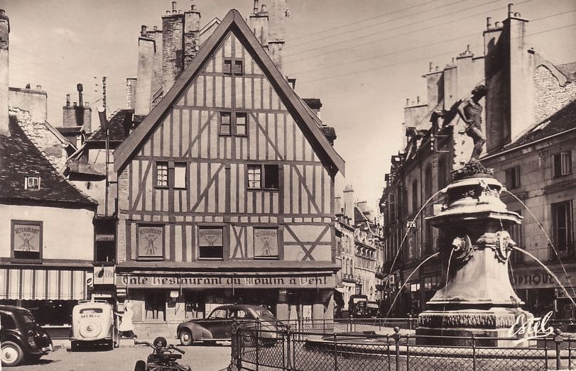 Dijon (Côte d'Or) La fontaine du bareuzei CPA