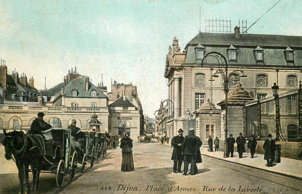 Dijon (Côte d'Or) La Place d'Armes et la rue de la Liberté CPA