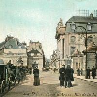 Dijon (Côte d'Or) La Place d'Armes et la rue de la Liberté CPA
