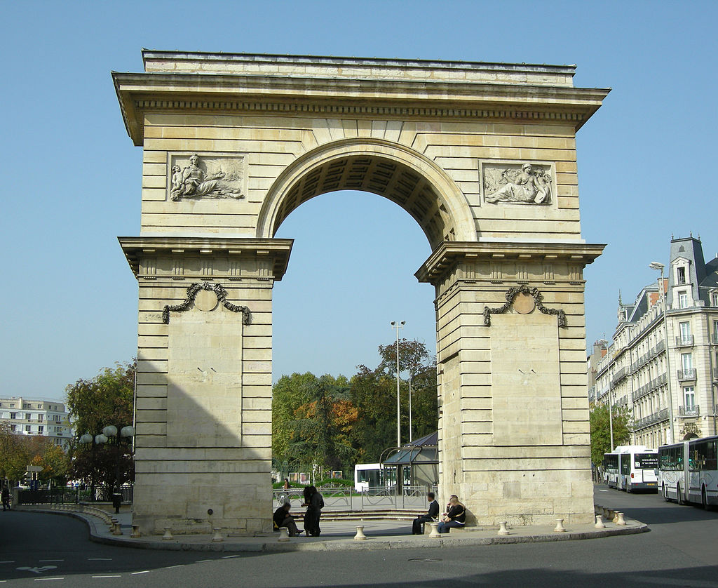 Dijon (Côte d'Or) La Place Darcy et la porte Guillaume