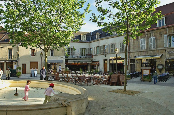 Dijon (Côte d'Or) La place Emile Zola