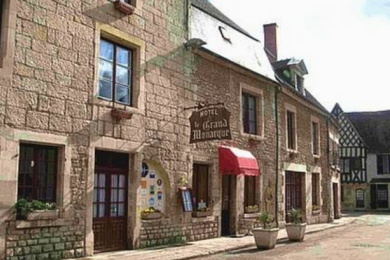 Donzy (Nièvre) L'Hôtel du Grand Monarque