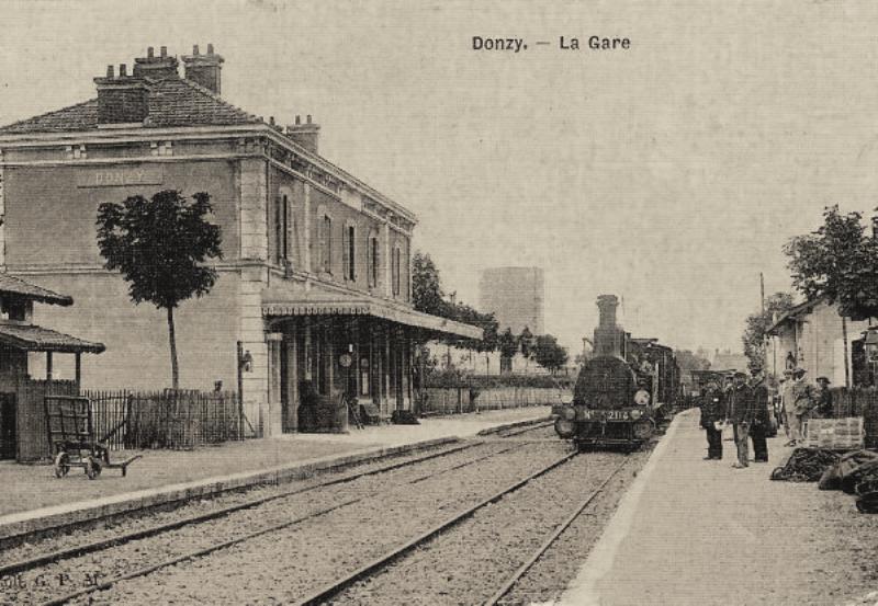 Donzy (Nièvre) La gare CPA