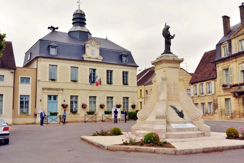 Donzy (Nièvre) La Mairie