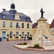 Donzy (Nièvre) La Mairie