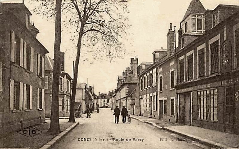 Donzy (Nièvre) La route de Varzy CPA