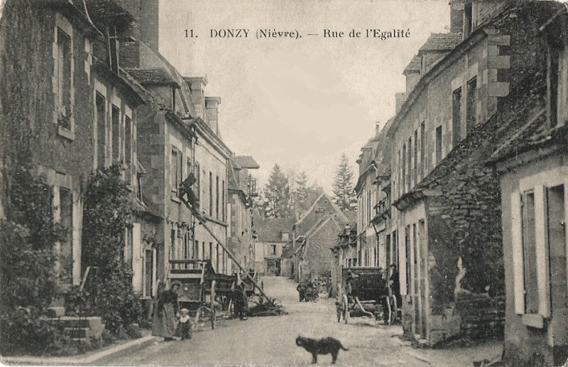 Donzy (Nièvre) La rue de l'égalité CPA