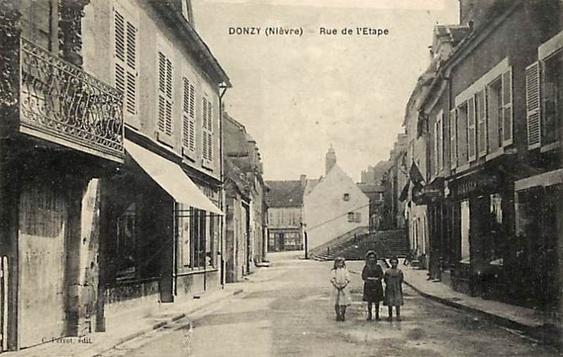 Donzy (Nièvre) La rue de l'Etape CPA