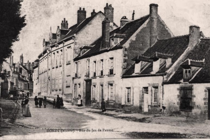 Donzy (Nièvre) La rue du Jeu de Paume CPA