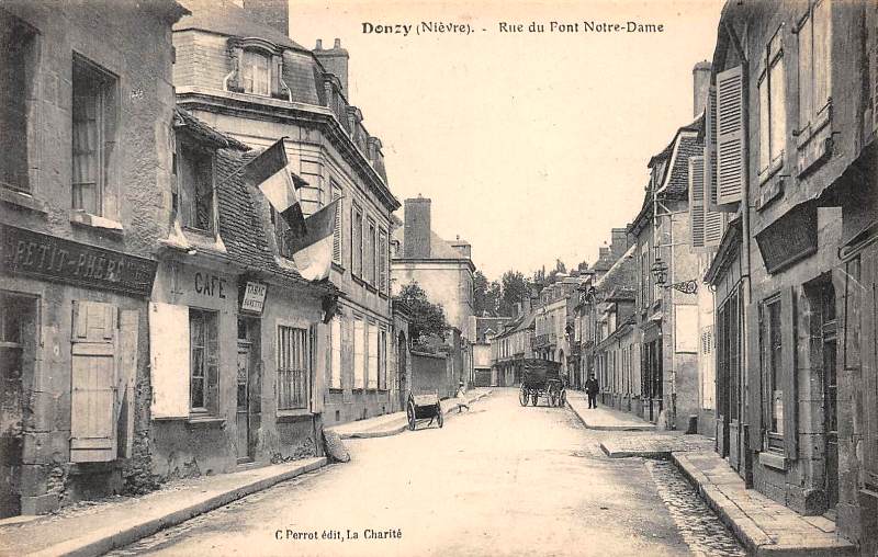 Donzy (Nièvre) La rue du Pont Notre-Dame CPA