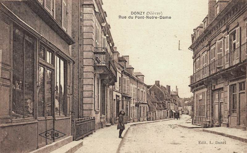 Donzy (Nièvre) La rue du Pont Notre-Dame CPA