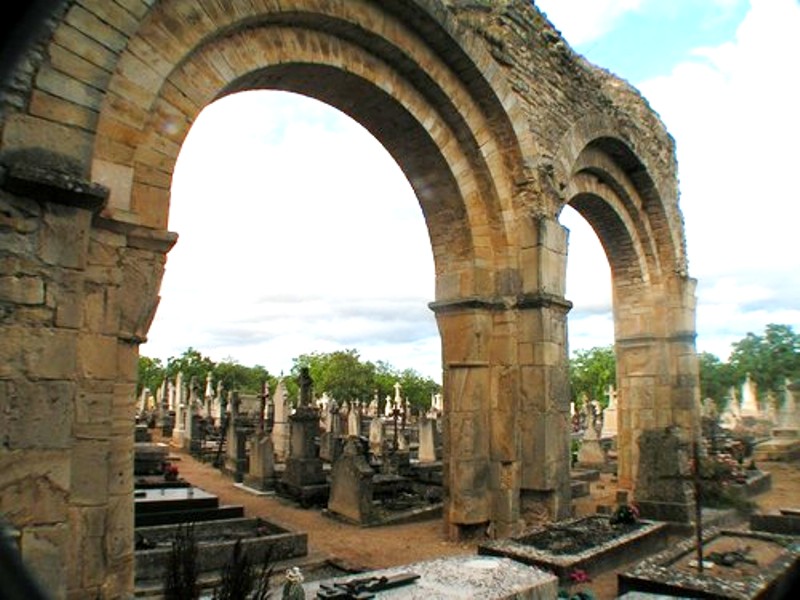 Donzy (Nièvre) Le cimetière de Notre-Dame-du-Pré