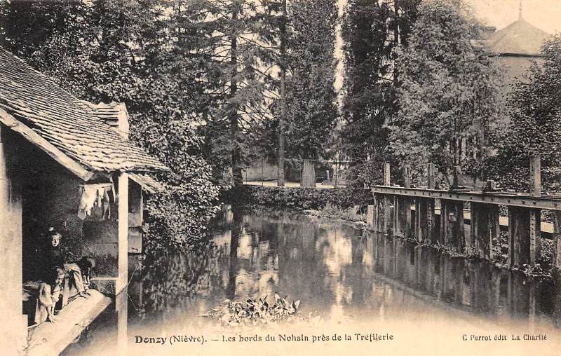 Donzy (Nièvre) Un lavoir CPA