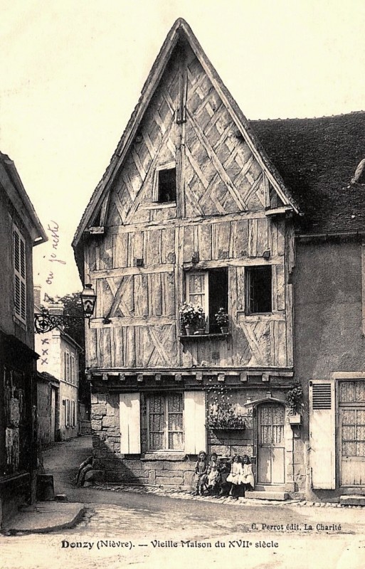 Donzy (Nièvre) Une maison à pans de bois CPA