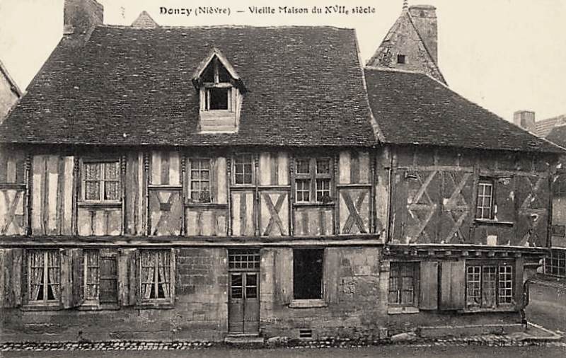 Donzy (Nièvre) Une maison à pans de bois CPA