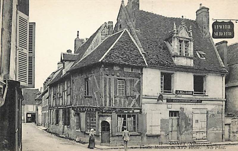 Donzy (Nièvre) Une maison à pans de bois CPA