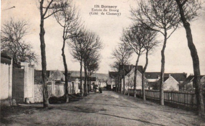 Dornecy (Nièvre) L'entrée du village CPA