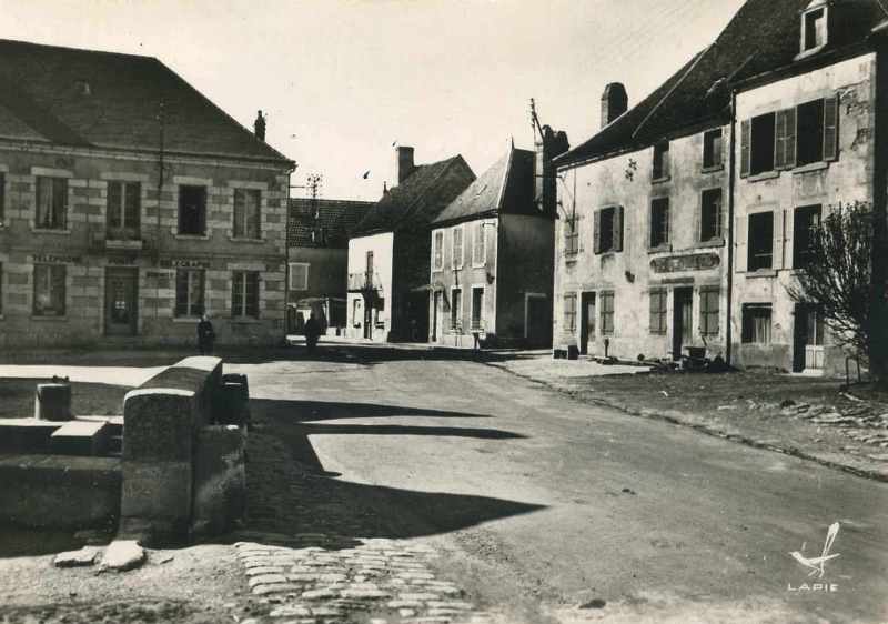 Dornecy (Nièvre) La place de la Poste CPA