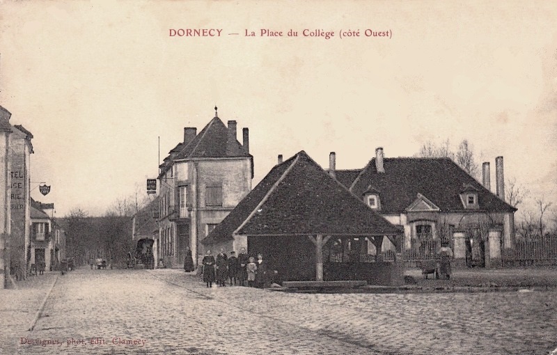 Dornecy (Nièvre) La place du collège CPA