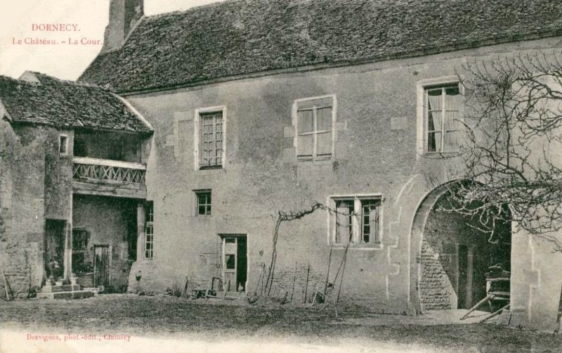 Dornecy (Nièvre) Le château, la cour CPA