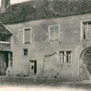 Dornecy (Nièvre) Le château, la cour CPA