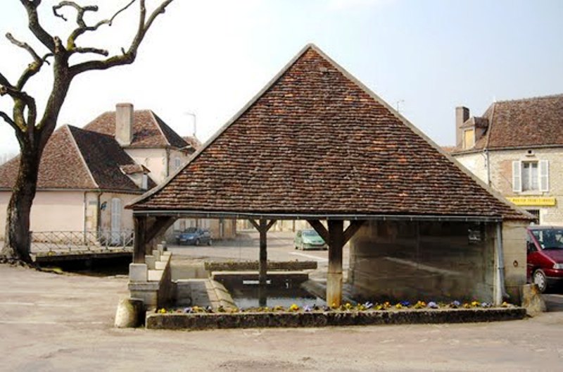 Dornecy (Nièvre) Le grand lavoir