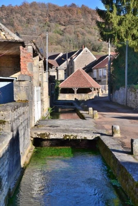 Dornecy (Nièvre) Le lavoir de la Porte de Bourgogne, le ru