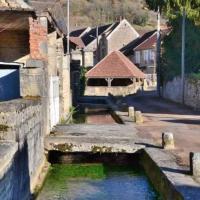 Dornecy (Nièvre) Le lavoir de la Porte de Bourgogne, le ru