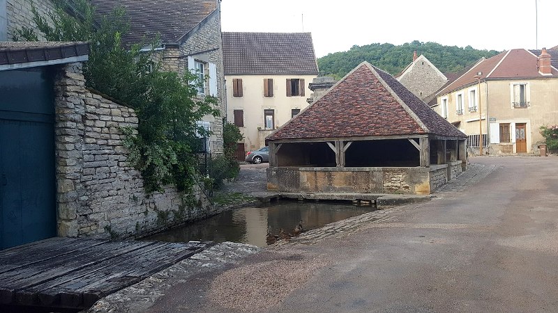 Dornecy (Nièvre) Le lavoir de la Porte de Bourgogne