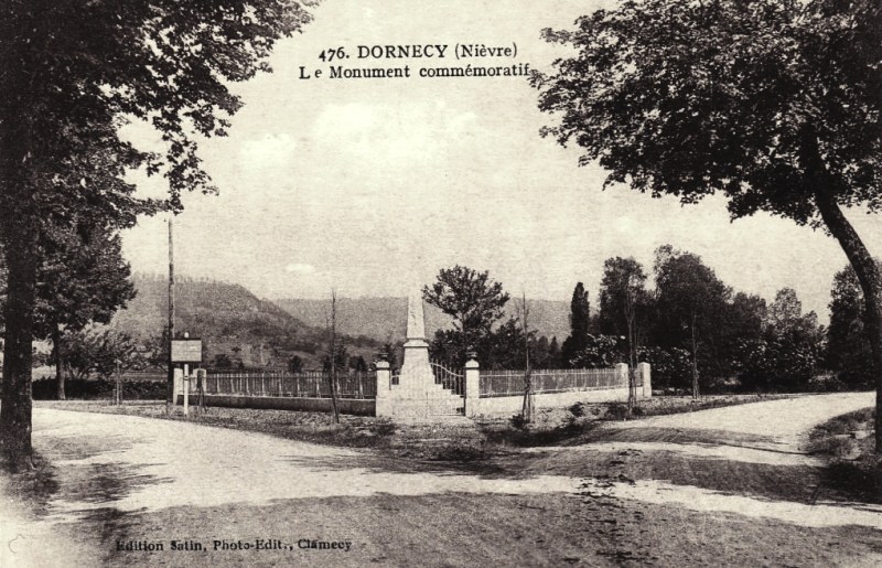 Dornecy (Nièvre) Le monument aux morts CPA