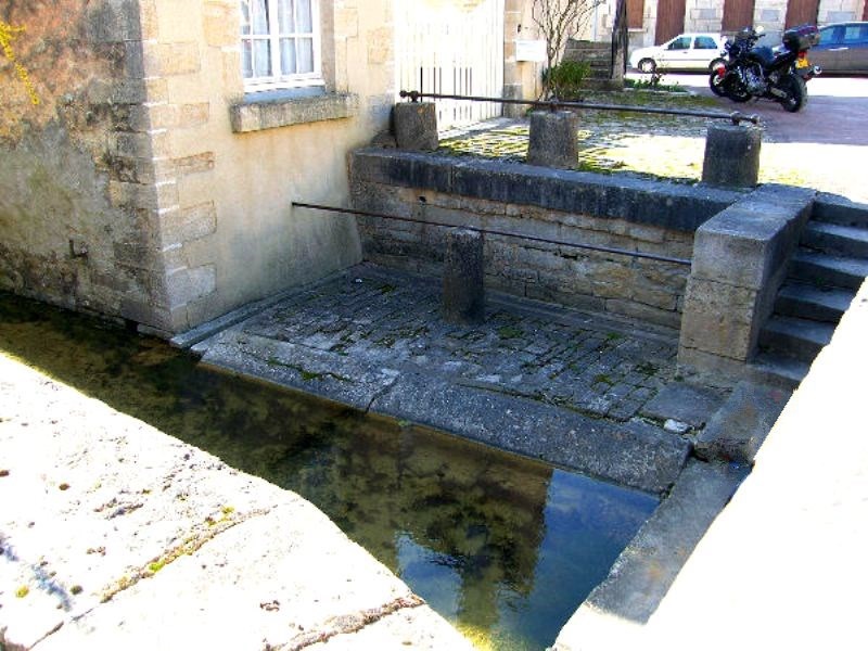 Dornecy (Nièvre) Le petit lavoir