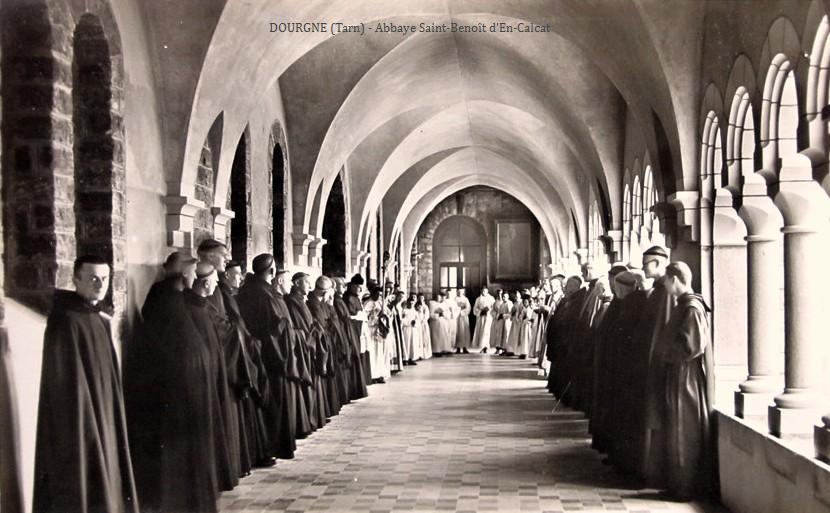 Dourgne (Tarn) CPA Abbaye Saint Benoit d'En-Calcat, les moines