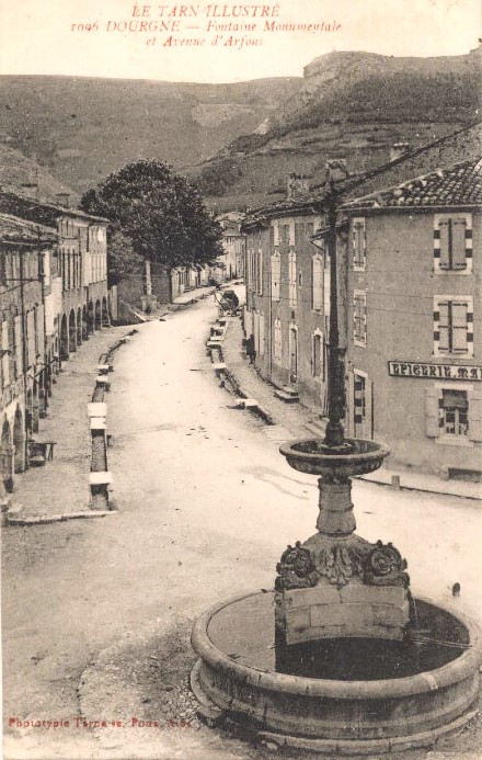 Dourgne (Tarn) CPA place de l'église et fontaine