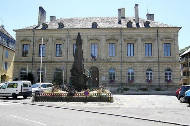 Espalion aveyron la mairie