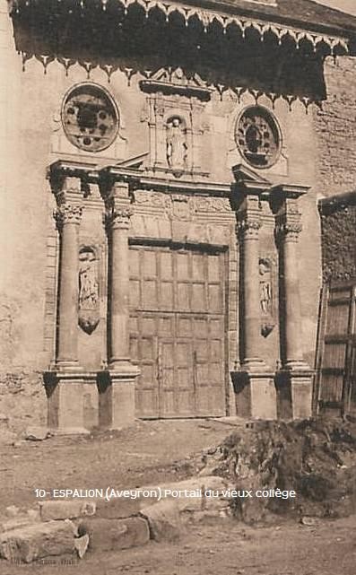 Le portail du couvent des Ursulines (cpa)