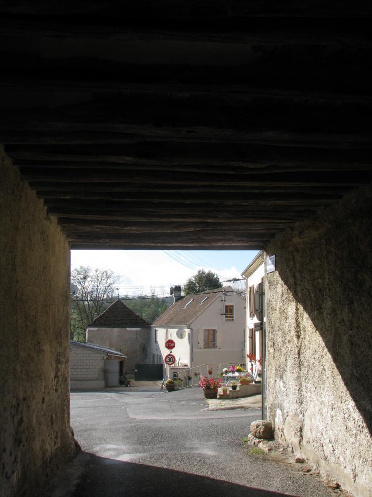 Essises (Aisne) Sous le porche Napoléon en 2014