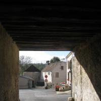 Essises (Aisne) Sous le porche Napoléon en 2014