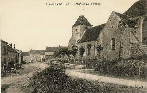 Essises (Aisne) CPA l'église et la place