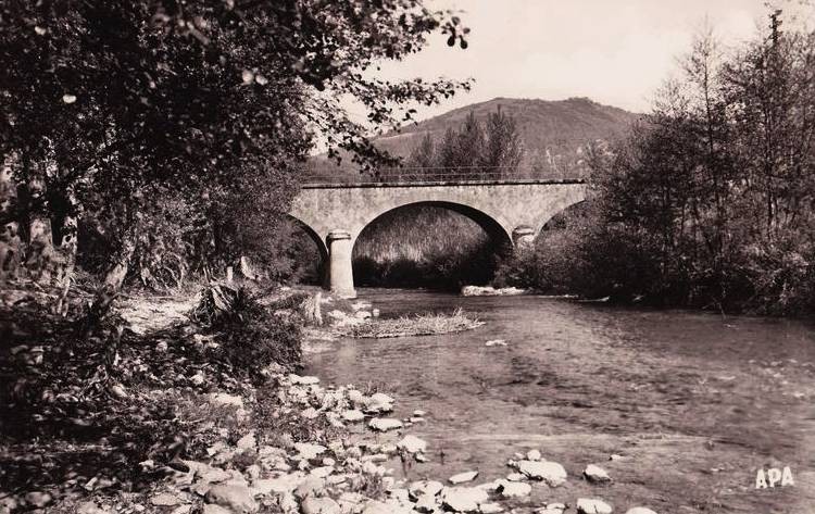 Le pont sur le Dourdou (cpa)