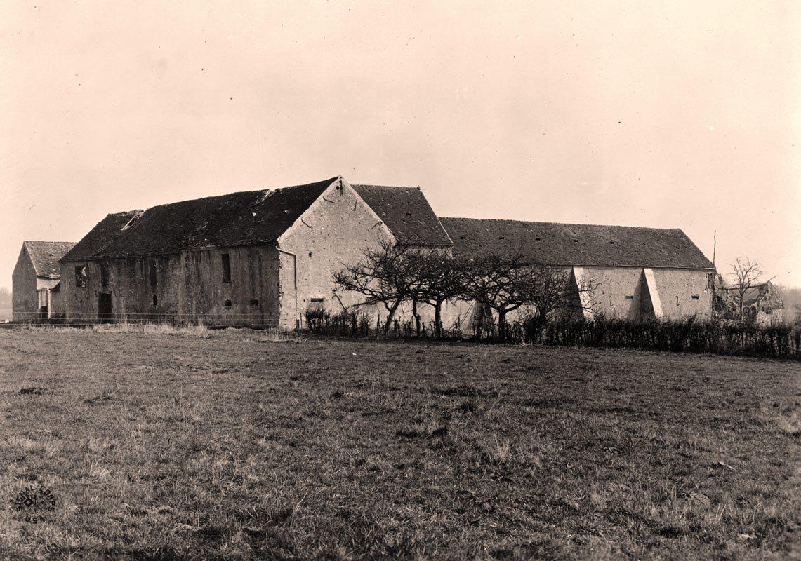 Fère-en-Tardenois (Aisne) CPA Ferme Croix-Rouge 1918