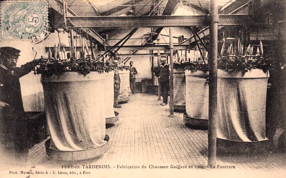 Fère-en-Tardenois (Aisne) CPA la fabrique de chaussons