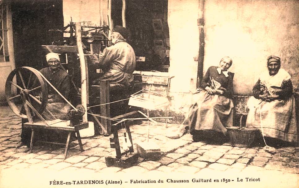 Fère-en-Tardenois (Aisne) CPA la fabrique de chaussons