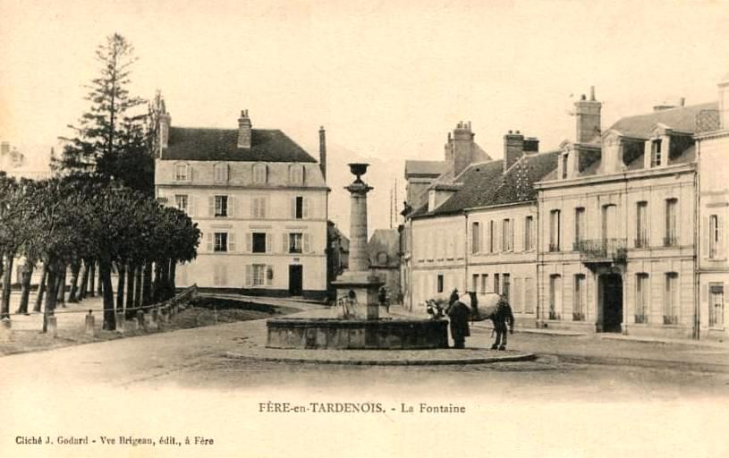 Fère-en-Tardenois (Aisne) CPA la fontaine