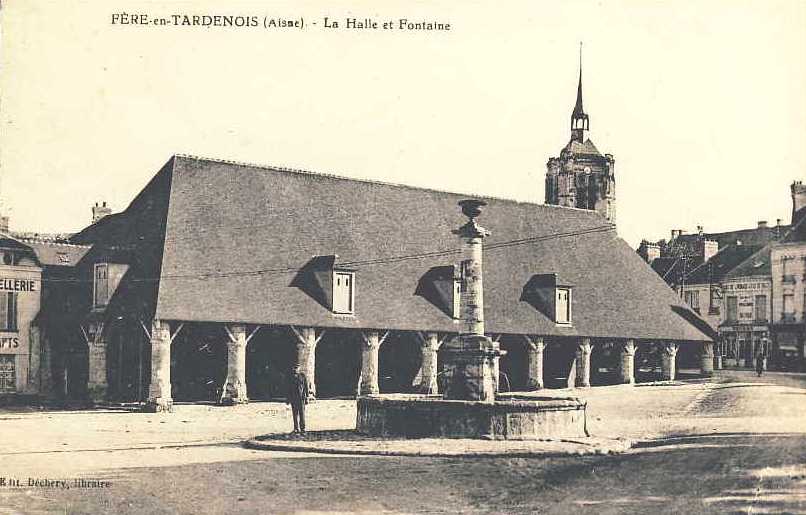 Fère-en-Tardenois (Aisne) CPA la halle et la fontaine